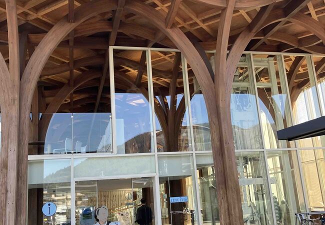 ガラス張りのおしゃれな建物