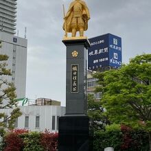 黄金の織田信長公像