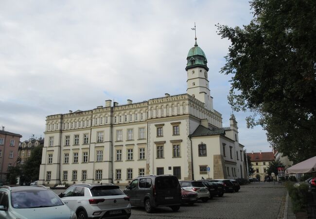 立派な時計塔のある大きな建物で、館内はポーランドの民族衣装や民芸品などが多数展示されていました。