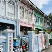 それぞれのパステルカラーな住居／シンガポール　カトン