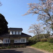 お城をイメージした公園のトイレ