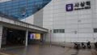 西部にある乗換駅