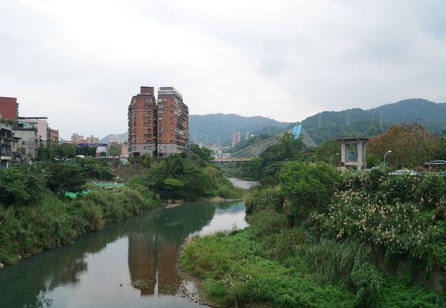 深坑老街のすぐ裏を流れる