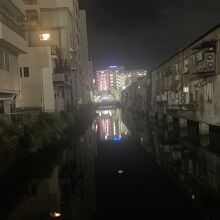 市場の裏側を夜に見てみた。