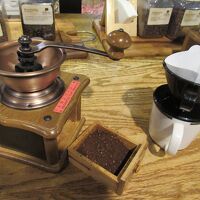 1Fのウェルカムドリンクのコーヒーは自分で豆を挽いて淹れる