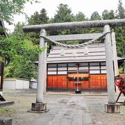 裏山の「動き岩」が有名