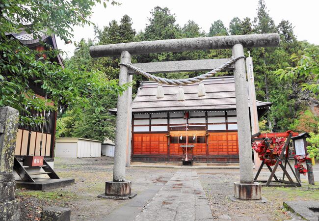 裏山の「動き岩」が有名