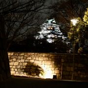 夜の大阪城公園を歩く