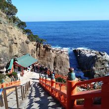 階段を降りたら洞窟の中に神社です