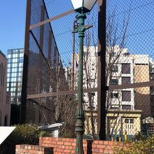 《ガス街灯の柱》「築地外国人居留地跡碑」のある「明石小学校」