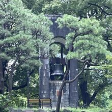 大きな石積みの土台と鐘