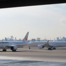 格納庫から見た外の飛行機