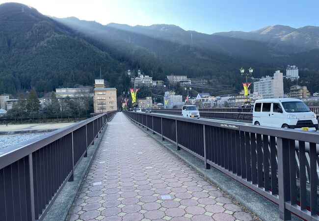 歩道が付いているので安心