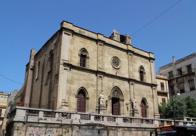 ローマ通り沿いの教会