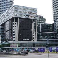 写真右手が中央駅、ホテルは手前側中央部になります。