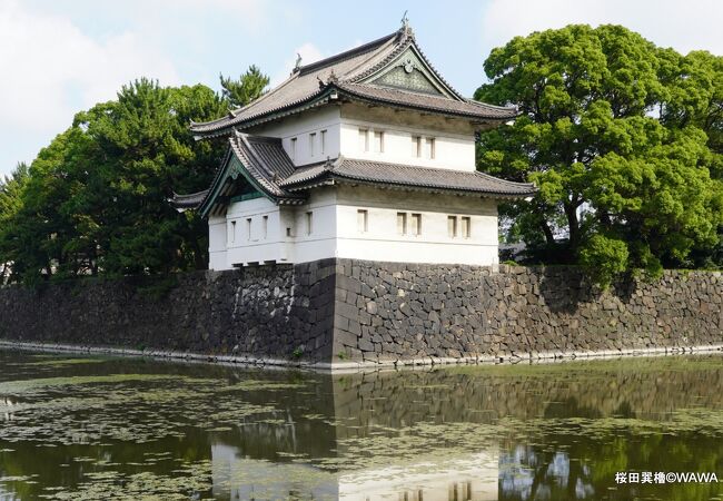 派出所の横や裏側からお濠越しの巽櫓 (桜田二重櫓)が素晴らしい