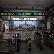 八戸駅の改札。青い森鉄道と八戸線、共用となっている