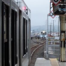 本八戸駅での列車のすれ違いシーン
