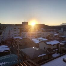 部屋から見た温泉街と夕陽です。