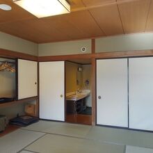 踏入の左側にバス、洗面台、左側にトイレがあります。