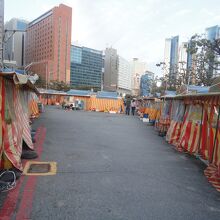 近くの屋台村。昼は営業してなさげ