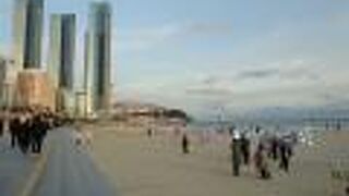 長い散歩道、近くに屋台村もあり