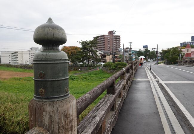 中津川に架かる歴史を感じる橋