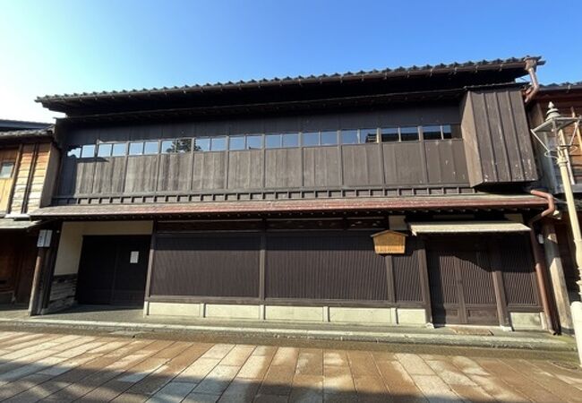 ひがし茶屋街でいちばん大きな茶屋建築