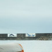 入野漁港の岸壁に描かれたクジラの巨大壁画