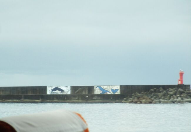 入野漁港の岸壁に描かれたクジラの巨大壁画