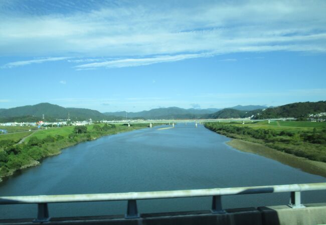 国道５６号線バイパスで、四万十川本流に架かる橋