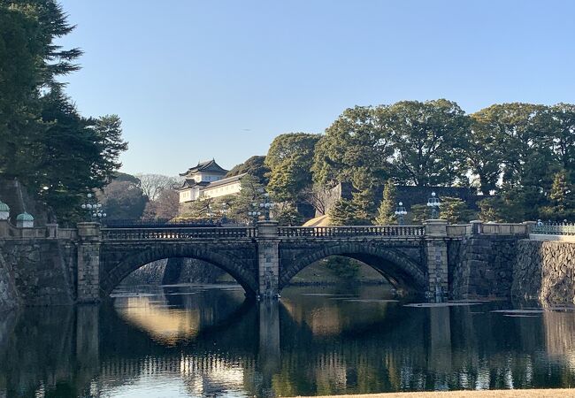 皇居正門前に架かる二重橋。