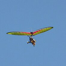 涸沼上空を飛ぶパワードハンググライダー