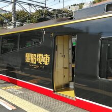 伊東線内を走る伊豆急行の黒船電車