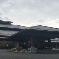 白水館の入り口・車寄せも広い