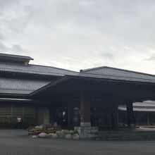 白水館の入り口・車寄せも広い