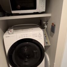 ドラム式洗濯乾燥機と電子レンジ。