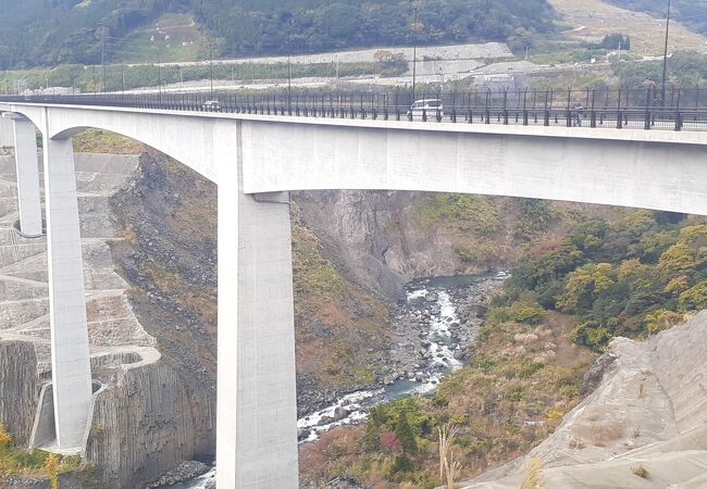 立野エリア(国道57号)と高森エリアを結ぶ黒川という川を跨ぐ橋