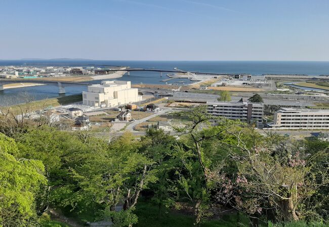 震災の時に避難場所になった公園。最大斜度３０％の道も体験してください