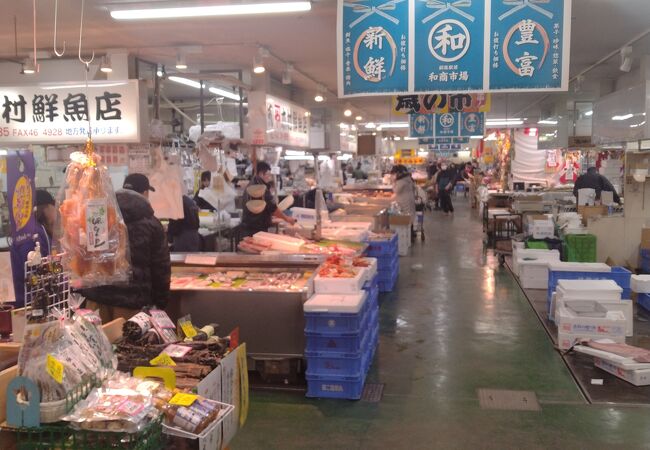 勝手丼が人気の市場