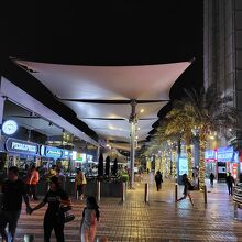 いろいろなレストランが並んでいる