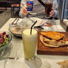 ナンにいろいろな具材を絡めて食べる