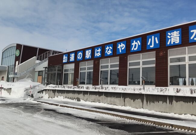 JR浜小清水駅に隣接、最北のモンベルがあります