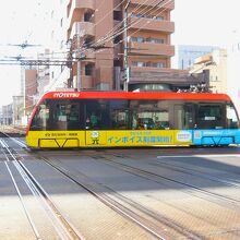 大手町駅前のクロス　モハ５０００形電車