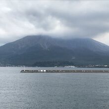 鹿児島市内からフェリーで向かう時の桜島