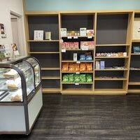 売店にチーズやチーズケーキ