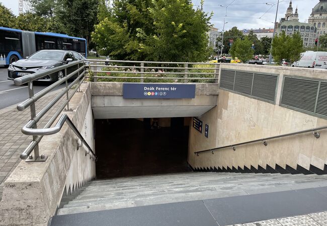 デアーク フェレンツ広場駅