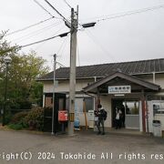 木造駅舎が残っています