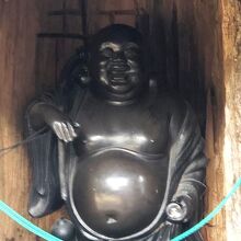 社殿前右手には、布袋尊のお賽銭箱がありました。