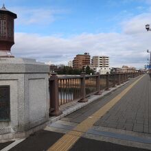 長町側から見た広瀬橋。古風な飾りも付いています。